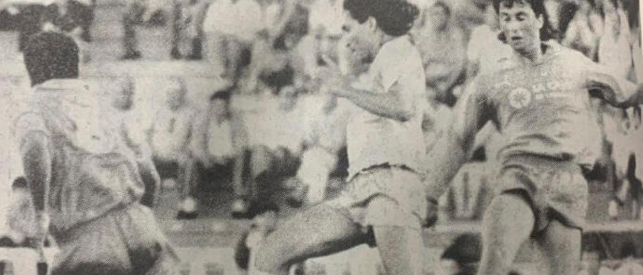 El atacante y artista del conjunto gaditano Mágico González, perseguido por Félix y Chinea, en 1986 en el Carranza.