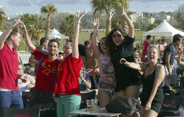 La afición zaragozana apoya a España en su debut en Las Playas