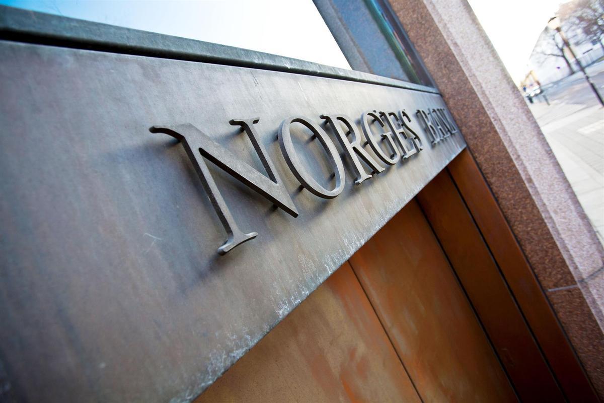 Nombre de Norges Bank en la fachada de su sede en Oslo