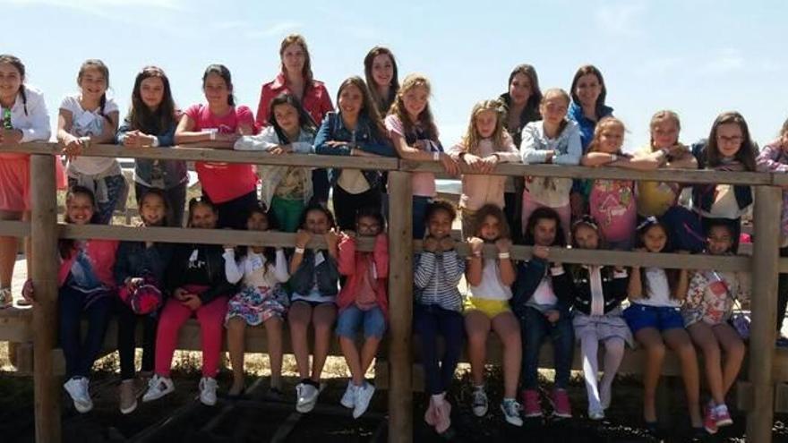 Las candidatas disfrutaron de una jornada de convivencia en el Camping de La Marina, y accedieron a la playa de la pedanía ilicitana como parte de las actividades lúdicas.