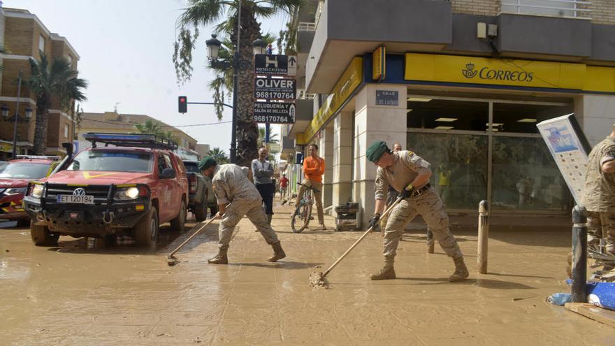 Voluntarios limpiando las calles de Los Alcázares