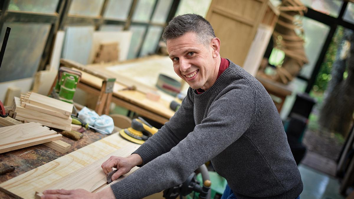 Jorge Carril, el maestro artesano coruñés que da forma a la madera