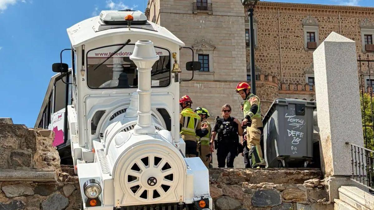 El trenecito turístico precipitado tras el accidente en Toledo