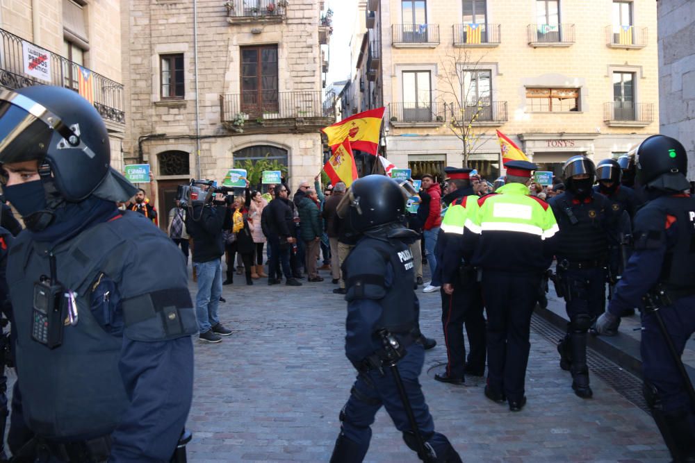 Manifestants feixistes s''avancen a Vox i impedeixen el seu acte