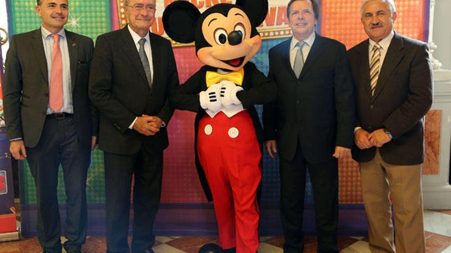 De la Torre y Horacio Renna, entre otros, rodean al ratón Mickey.