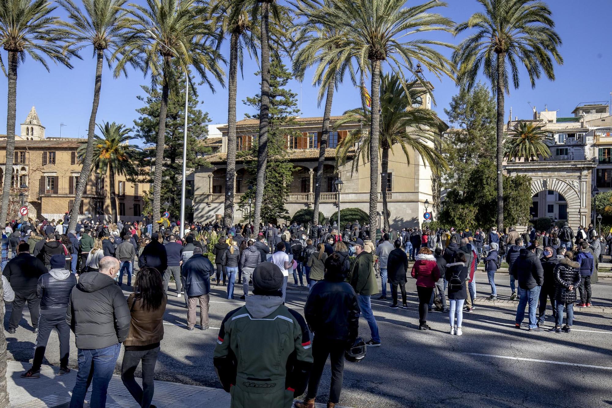 Un millar de restauradores cortan las Avenidas en su protesta ilegal por las restricciones