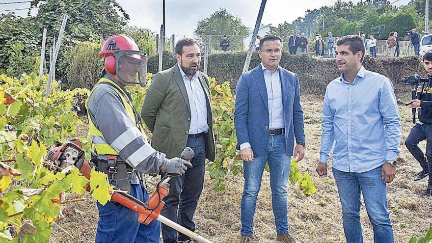 El conselleiro de Medio Rural, José González, ayer, en la visita a Osmo, en Cenlle.