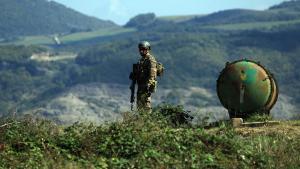 Un soldado azerí monta guardia en la población de Mukhar, en el Alto Karabaj.