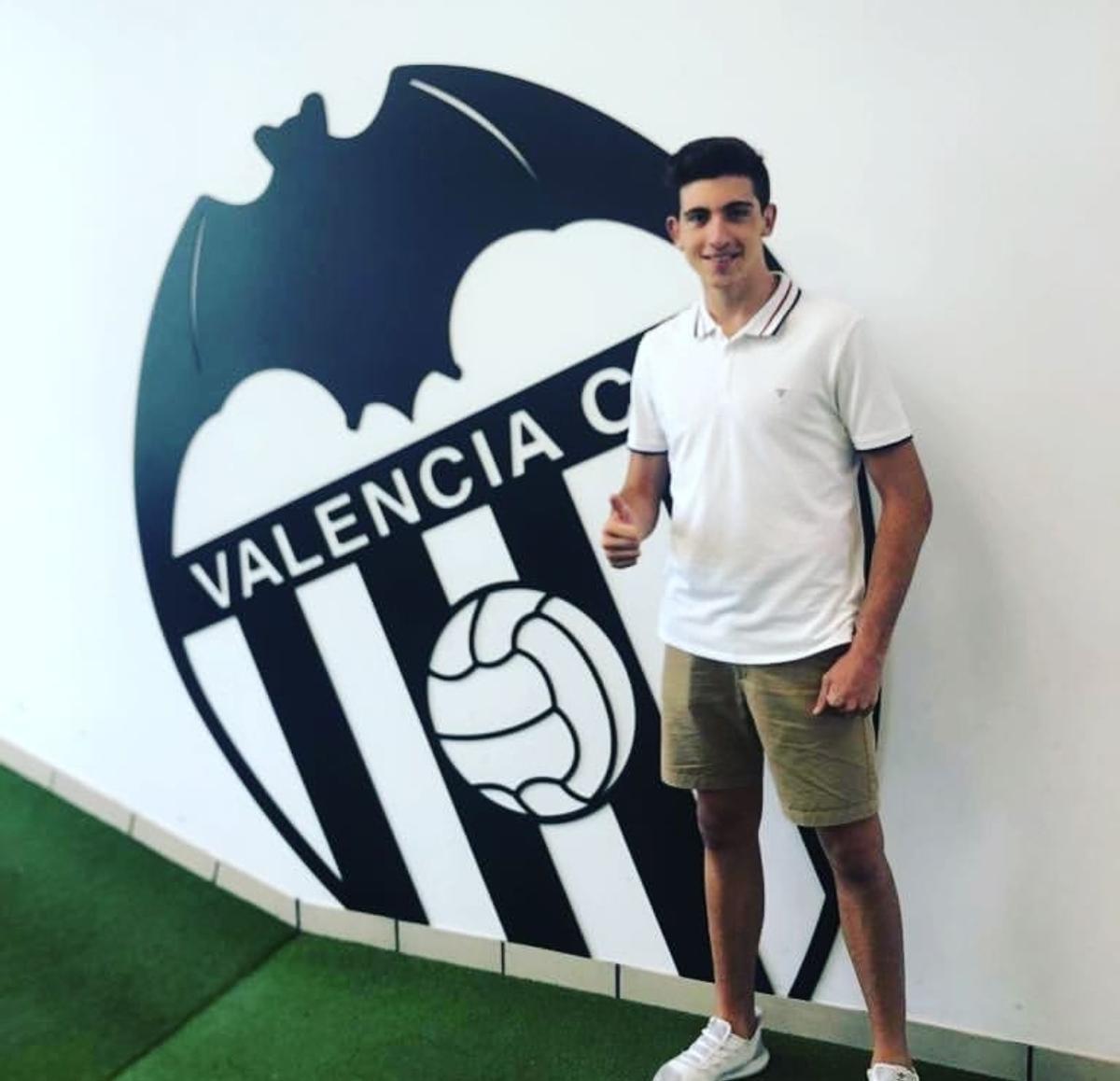 César Tárrega firma por el Valencia en 2019