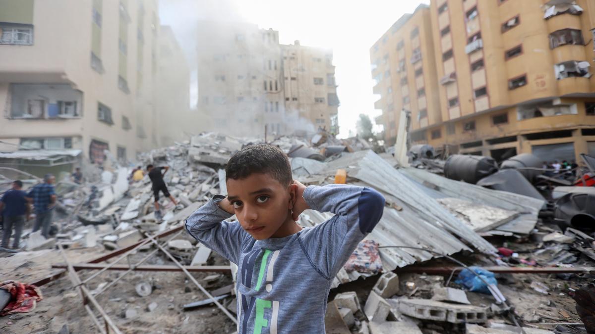 Neno no medio da  destrucción causada polos bombardeos israelís na Franxa de Gaza