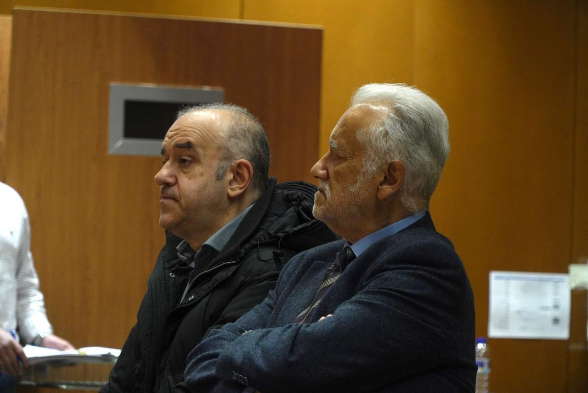 La llegada de los acusados en el segundo día de juicio por la Primitiva millonaria en la Audiencia de A Coruña.