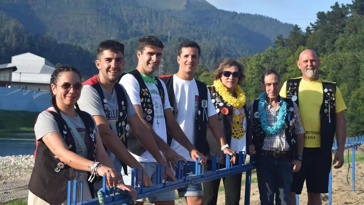 Cuatro concejos hermanados y un río en común: la historia de las seis peñas que guardan una tradición de Les Piragües que "va al alza"