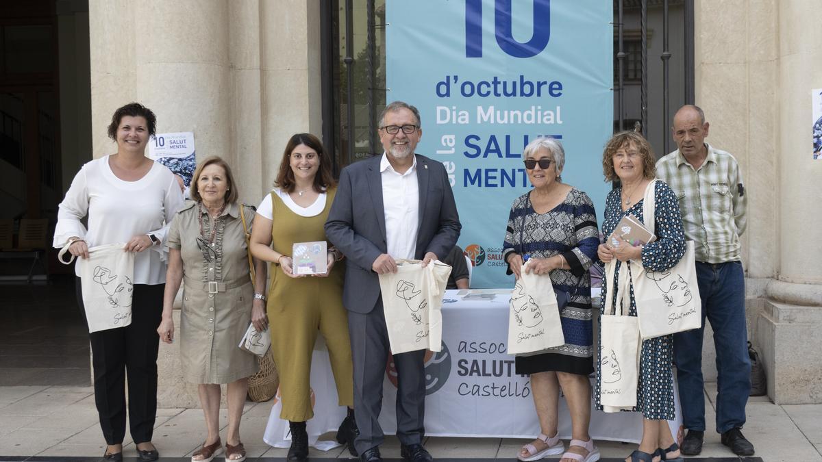 José Martí, presidente de la Diputación, y Patricia Puerta, diputada, apoyan a Afdem en la mesa informativa de la Plaza de las Aulas