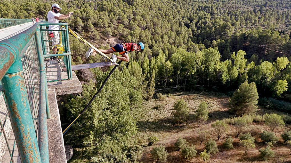 Un chico salta desde el Pont de les Set Llunes de Alcoy. | JUANI RUZ