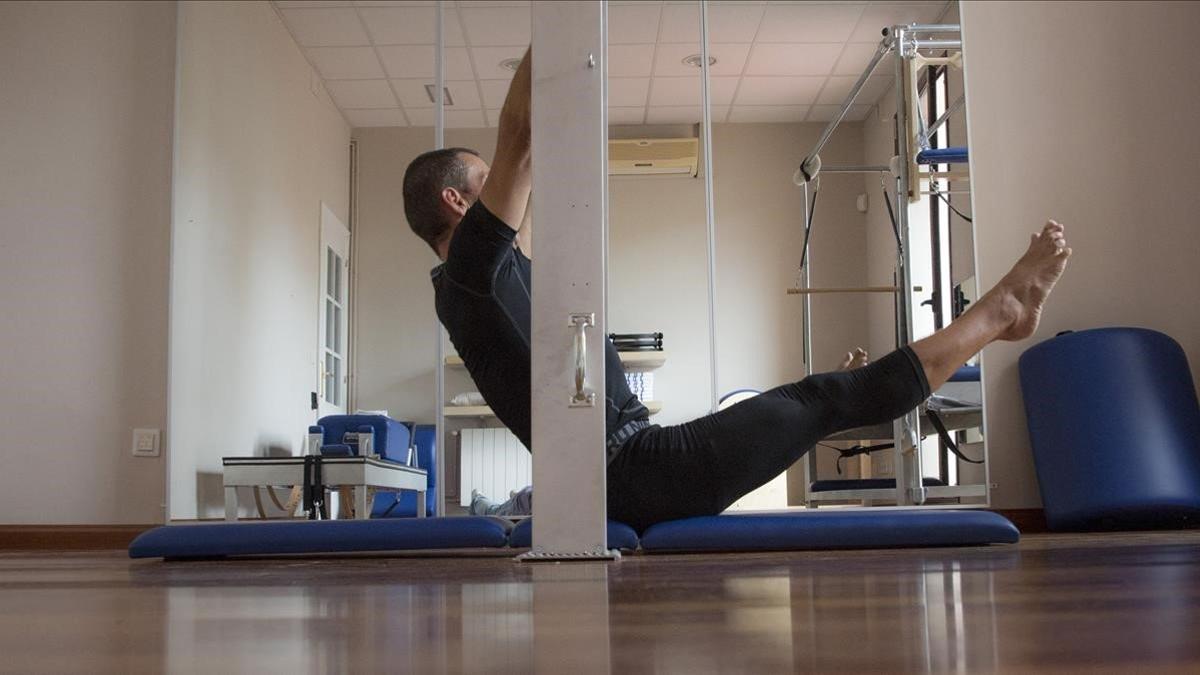 Un hombre practica pilates.