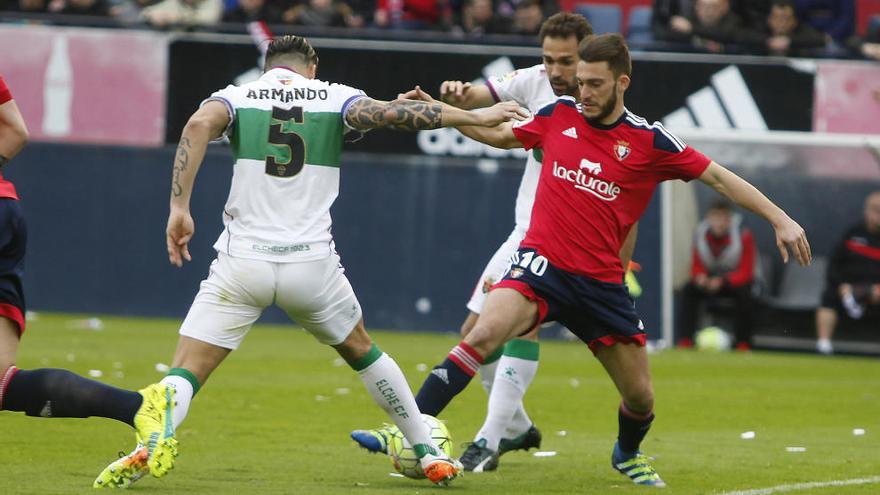 Armando lucha un balón frente a un rival