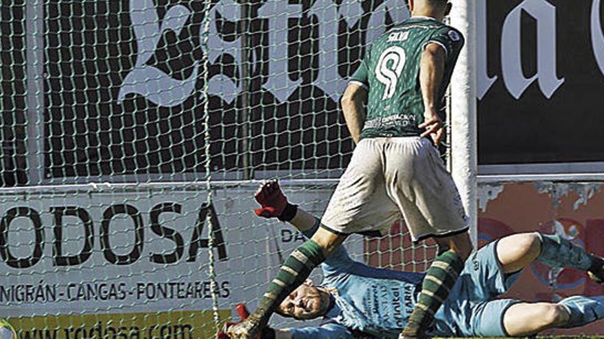 Imagen que capta el instante en el que Silva, &#039;El Lobo de Tomiño&#039;, hace el segundo gol del Coruxo.