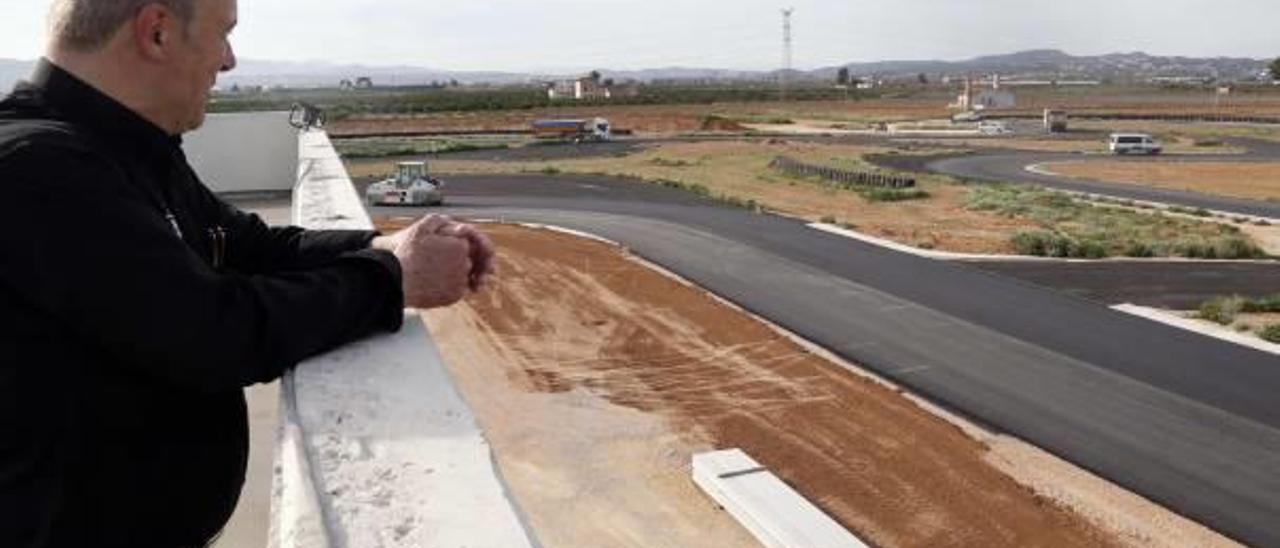 Pascal Hidalgo, gerente del circuito, muestra las obras en marzo del año pasado.