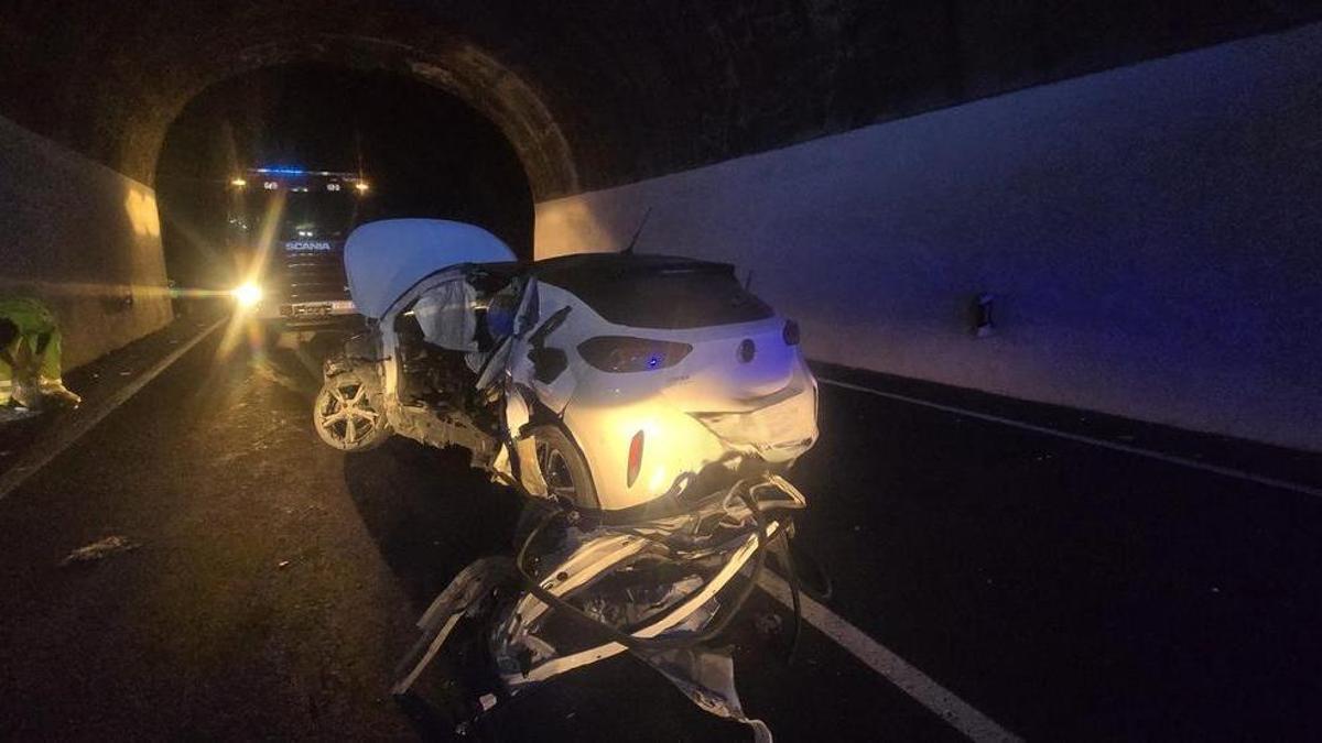 Accidente Opel Corsa en un túnel en Guía de Isora