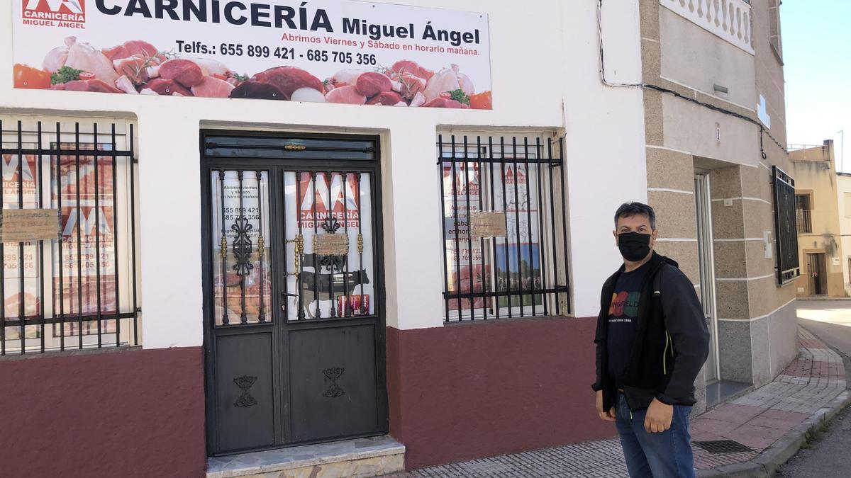 El empresario, a las puertas de su negocio.