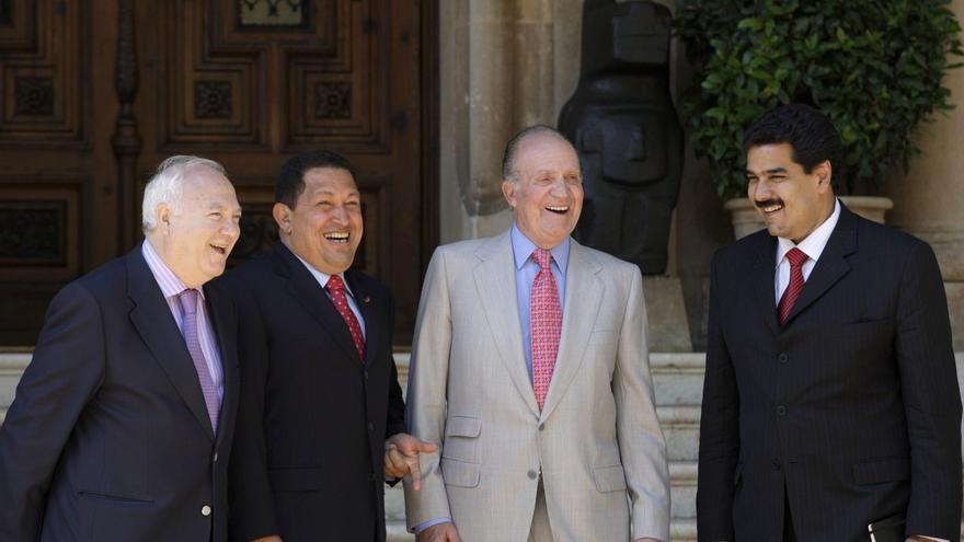 Miguel Ángel Moratinos, Hugo Chávez, Juan Carlos I y Nicolás Maduro, el año 2008 en Marivent.