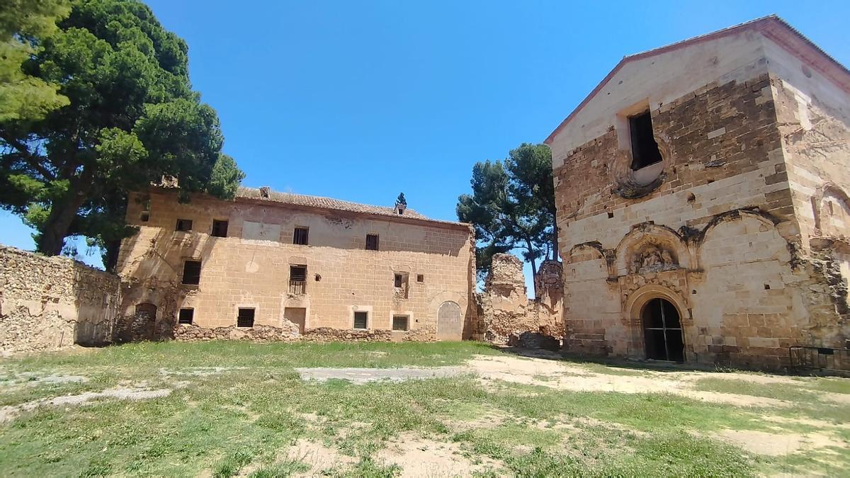 La iglesia mayor (derecha), de titularidad autonómica, comenzó a construirse en el s. XV, y la hospedería (izquierda), del s. XVIII es propiedad de la Diputación de Castellón..