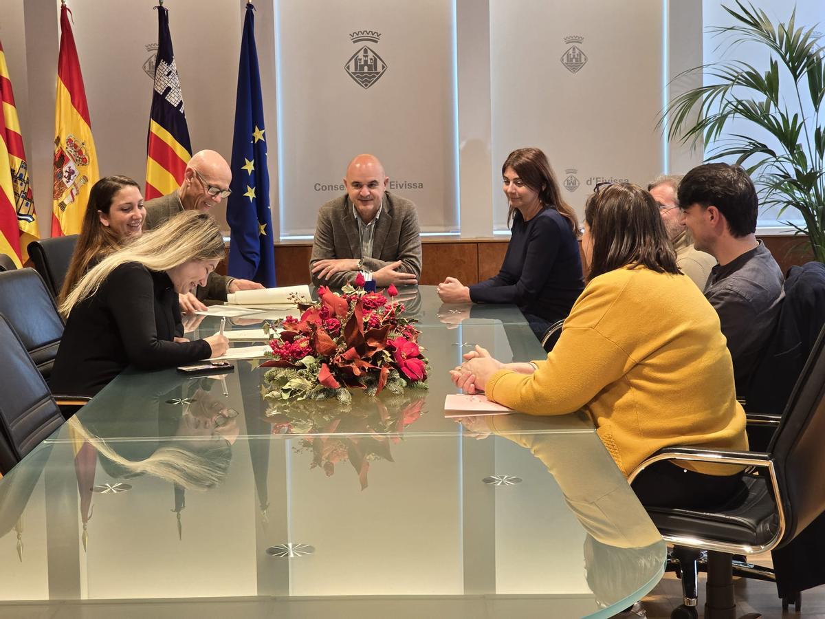 Formalización ante notario de la compra de la torre de Portinatx