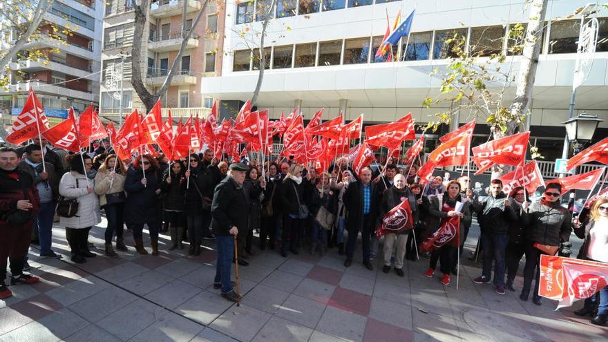 Trabajadores fijos discontinuos, frente a la sede de la Seguridad Social de Murcia.