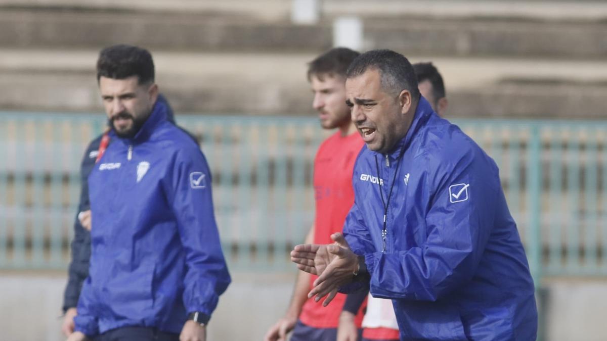 Germán Crespo arenga a sus pupilos durante una sesión de trabajo.