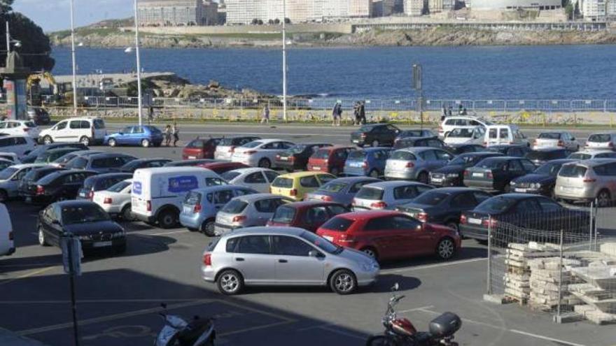 Coches estacionados en el aparcamiento del pabellón de deportes de Riazor. / víctor echave