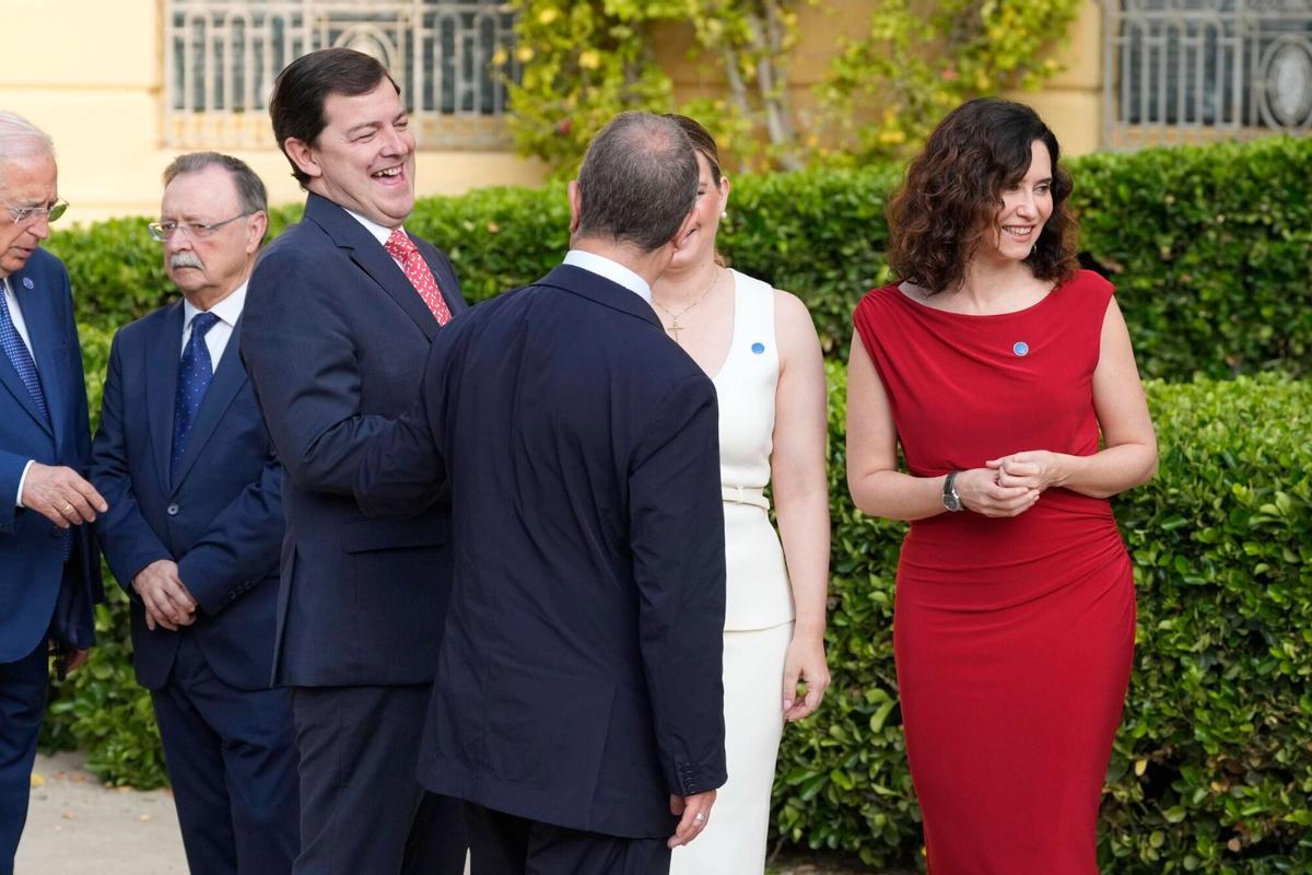 Presidentes del PP conversan en Barcelona durante la Conferencia de Presidentes.