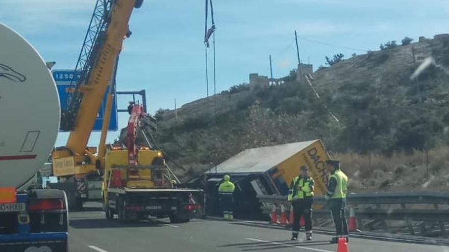 Una grúa retirando el camión al mediodía