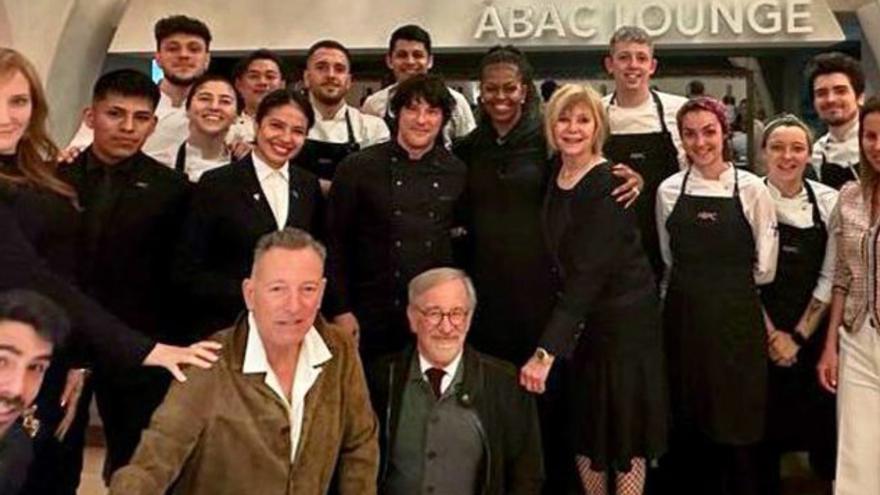 Foto del grupo tras su cena, con el equipo de ABaC y el chef Jordi Cruz.