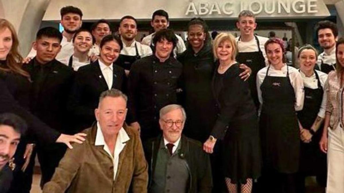 Foto del grupo tras su cena, con el equipo de ABaC y el chef Jordi Cruz.