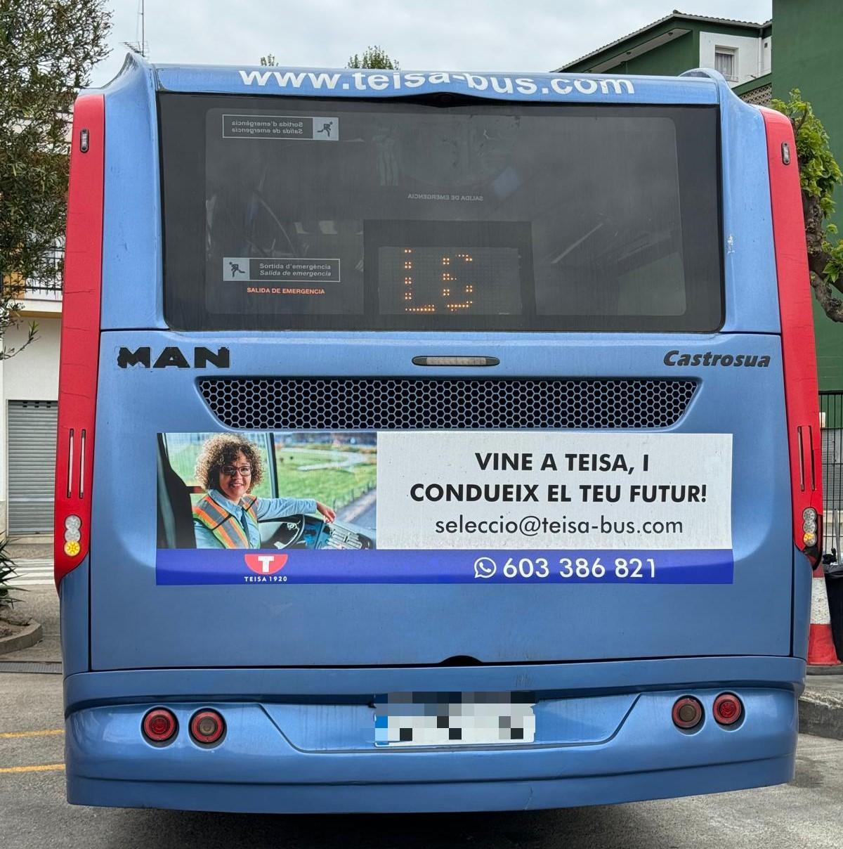 L’oferta de feina de Teisa, publicada a la part posterior d’un autobús que opera la companyia d’autocars gironina