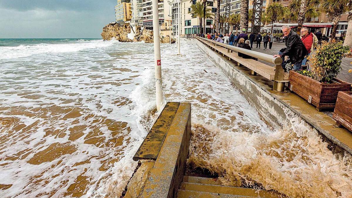 El mar, batiendo la costa en un núcleo urbano