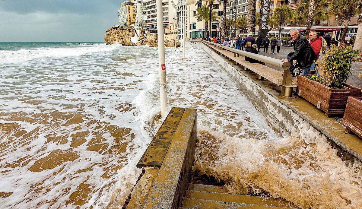 El mar, batiendo la costa en un núcleo urbano
