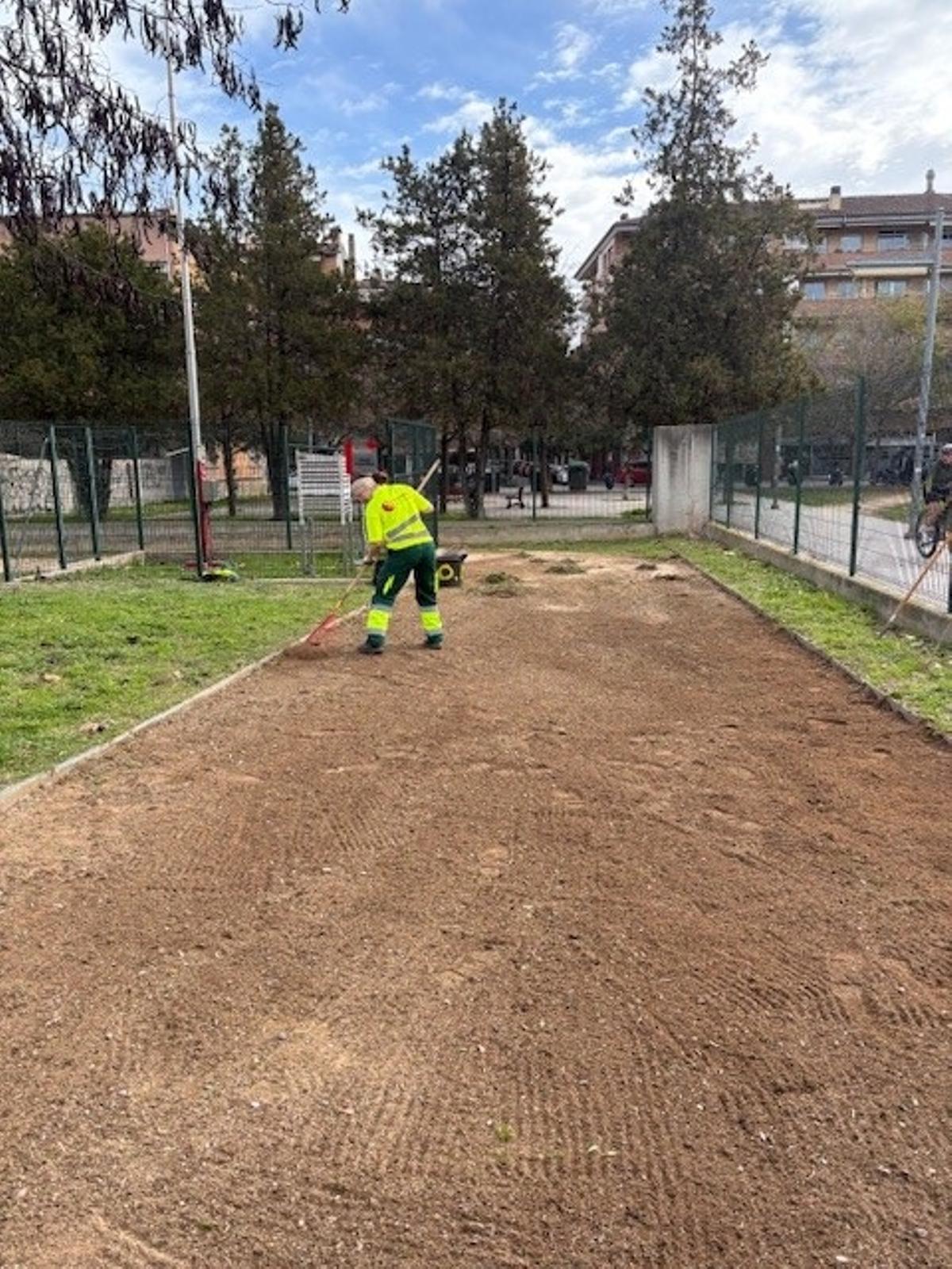 Un treballador del programa fent tasques de jardineria