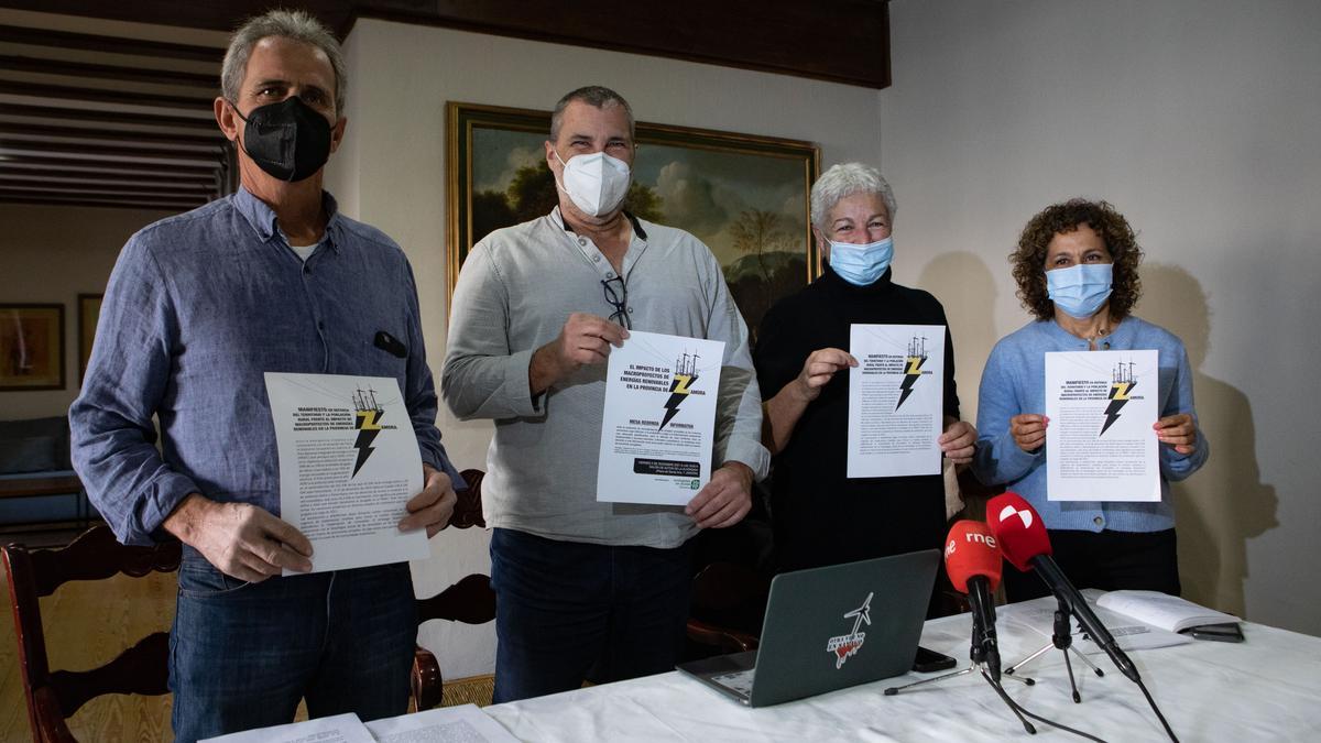 Por la izquierda Santos Calvo, Delfín Martín, Cristina Zelich y Teresa Fernández con el manifiesto contra los macroproyectos de energías renovables