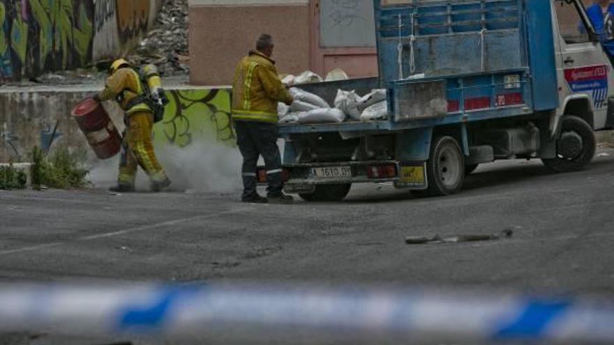 Los Bomberos sofocaron el fuego con sacos de arena.