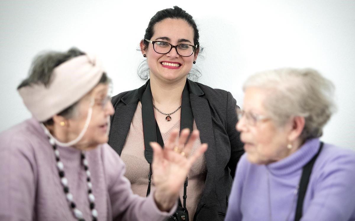 Rafuls, en compañía de dos mujeres beneficiarias de Amics de la gent gran.