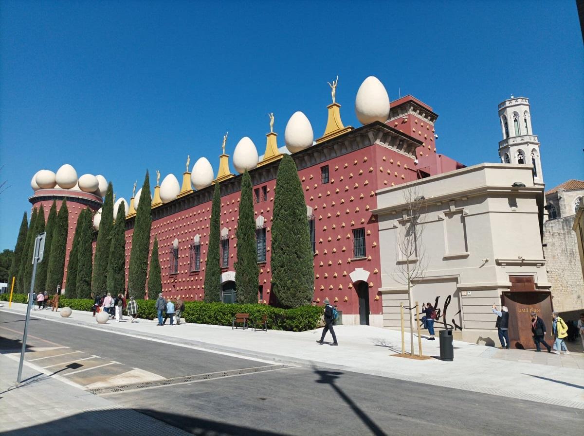 El tram de la pujada del Castell davant de la Torre Galatea amb les noves voreres.