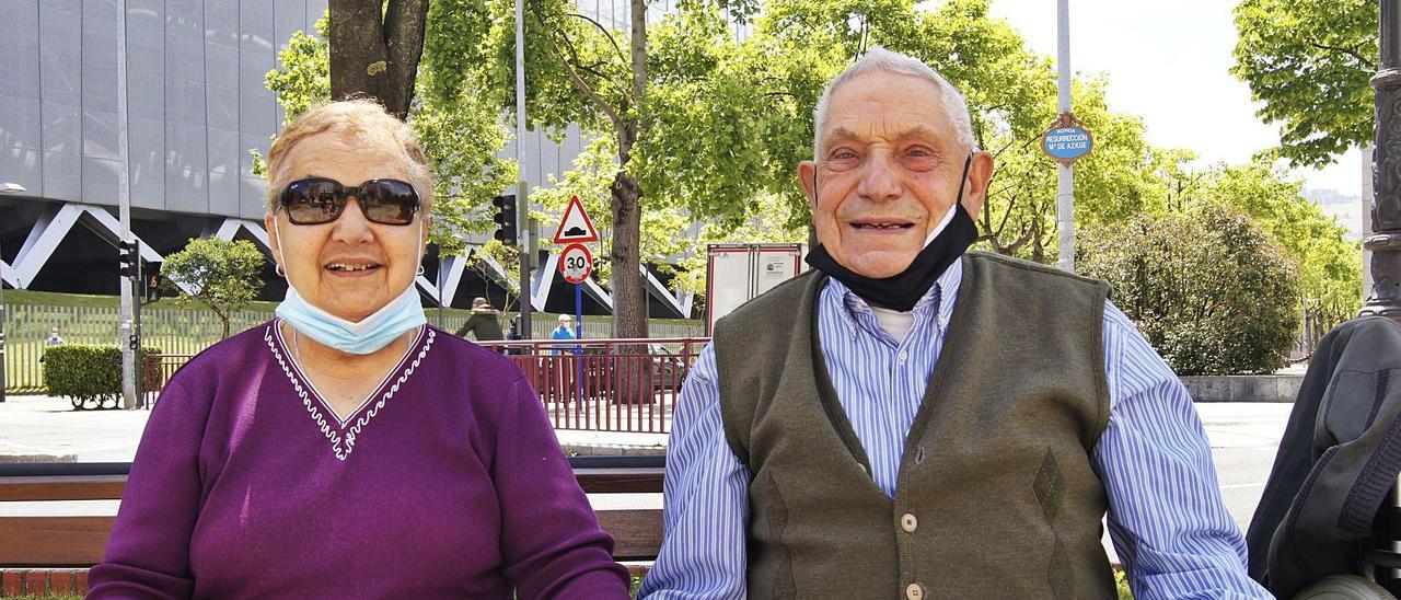 José Álvarez Lamas y Amelia Rodríguez Losada, en un banco de Barakaldo.   | // E. FILGUEIRA