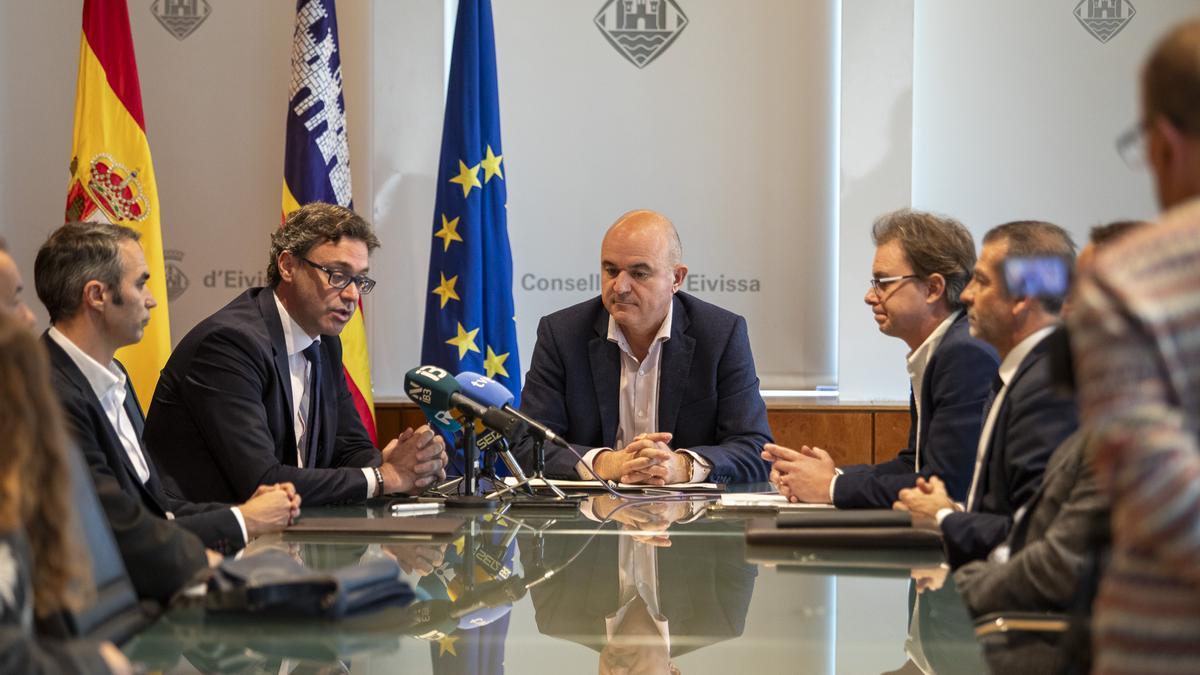 Toni Costa explica el acuerdo junto al presidente del Consell, Vicent Marí