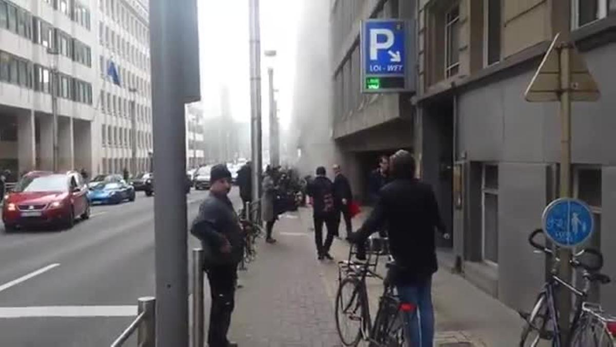 Vídeo de Twitter del fum després de l’explosió al metro de Brussel·les.