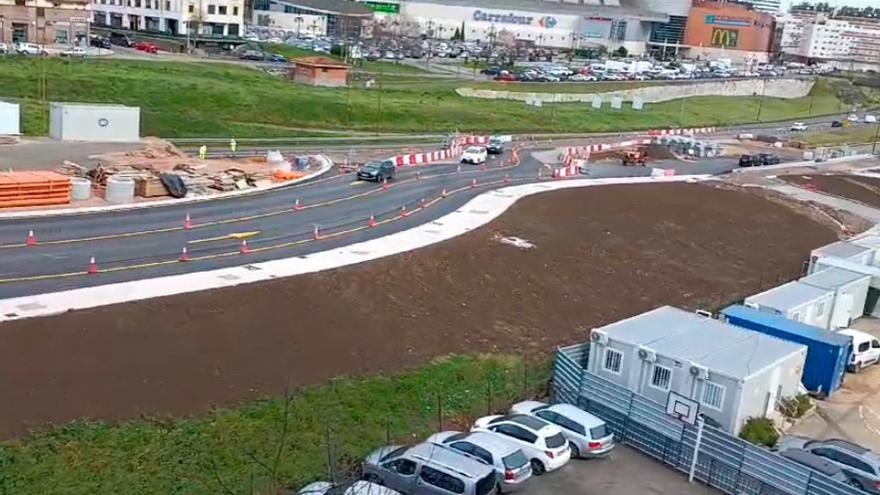 VÍDEO: Preestreno de la nueva gran glorieta de la entrada de Oviedo: los coches circulan ya por la mitad de la rotonda terminada