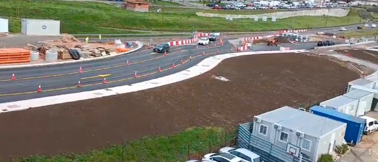VÍDEO: Preestreno de la nueva gran glorieta de la entrada de Oviedo: los coches circulan ya por la mitad de la rotonda terminada