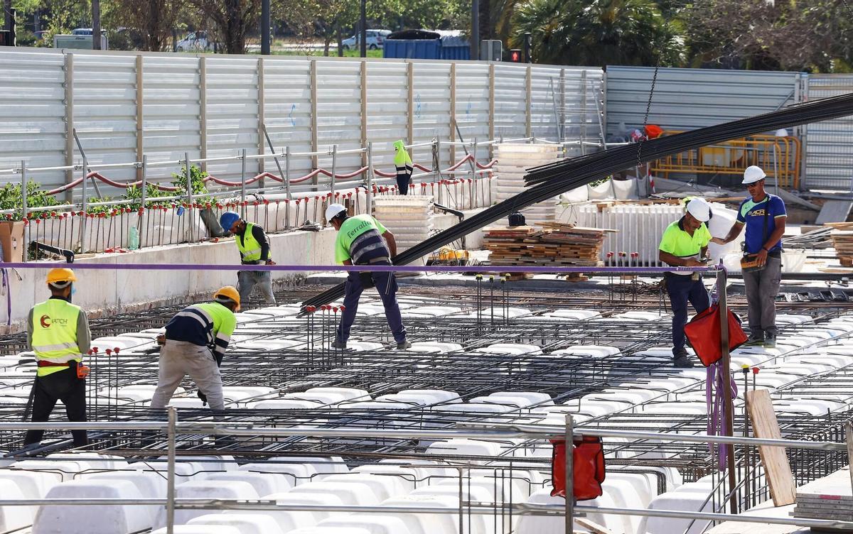 Trabajadores de la construcción, ayer, en una obra en València. OBRA NUEVA . CONSTRUCCIÓN . EDIFICIOS . OPERARIOS . ALBAÑILES