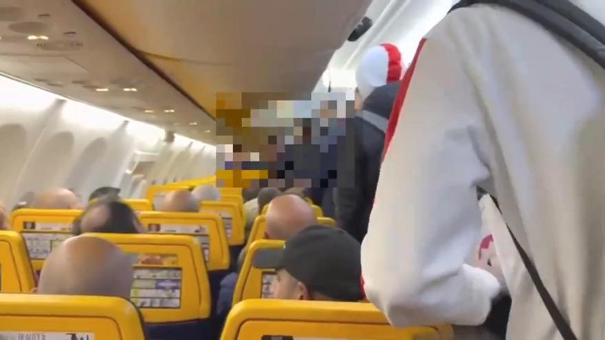 ¡Aficionados del Bari cruzan insultos y agresiones con sus jugadores en pleno avión!