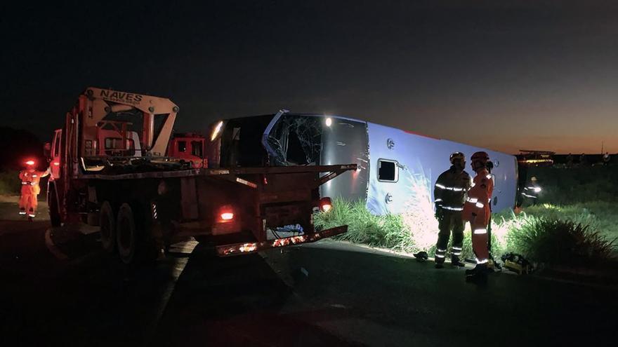 Al menos 11 muertos y más de 30 heridos tras volcar un autobús en el sur de Brasil